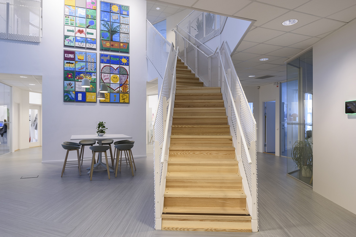 Raka trappor design – Rak tappa med steg av trä, lackerat räcke med flexmetall.