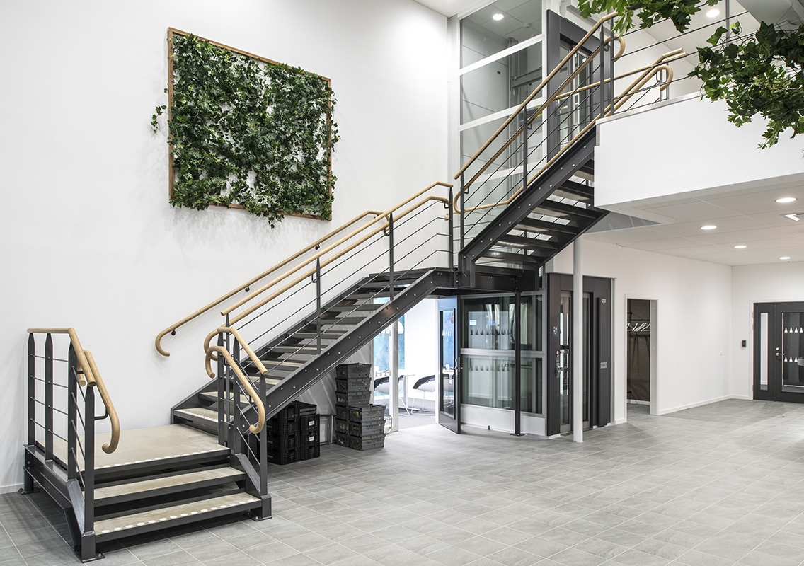 Raka trappor design – Rak trappa med trähandledare och betongsteg.