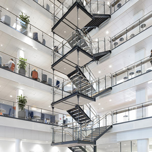 Raka trappor design – Rak trappa med räcke av glas. Handledare och trappsteg av trä.